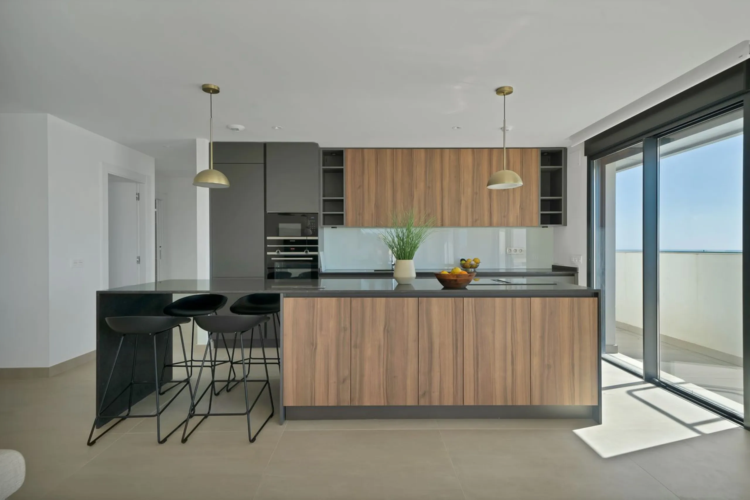 This southwest-facing corner penthouse in Carvajal combines modern upgrades with panoramic Mediterranean views, offering an exclusive lifestyle on the Costa del Sol.