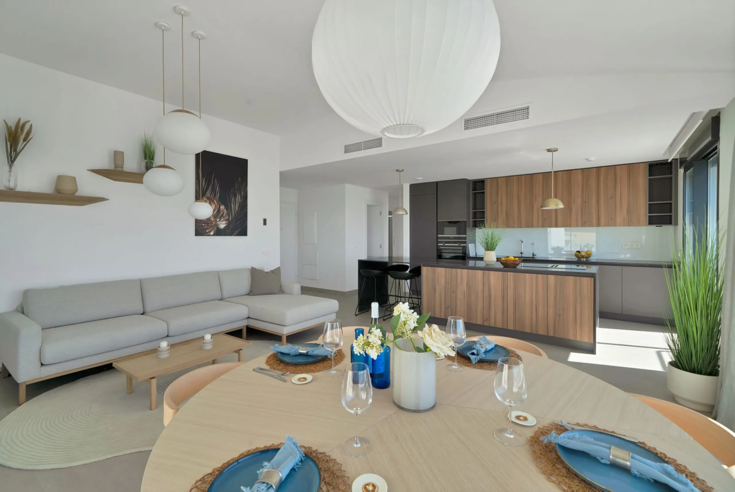 This southwest-facing corner penthouse in Carvajal combines modern upgrades with panoramic Mediterranean views, offering an exclusive lifestyle on the Costa del Sol.