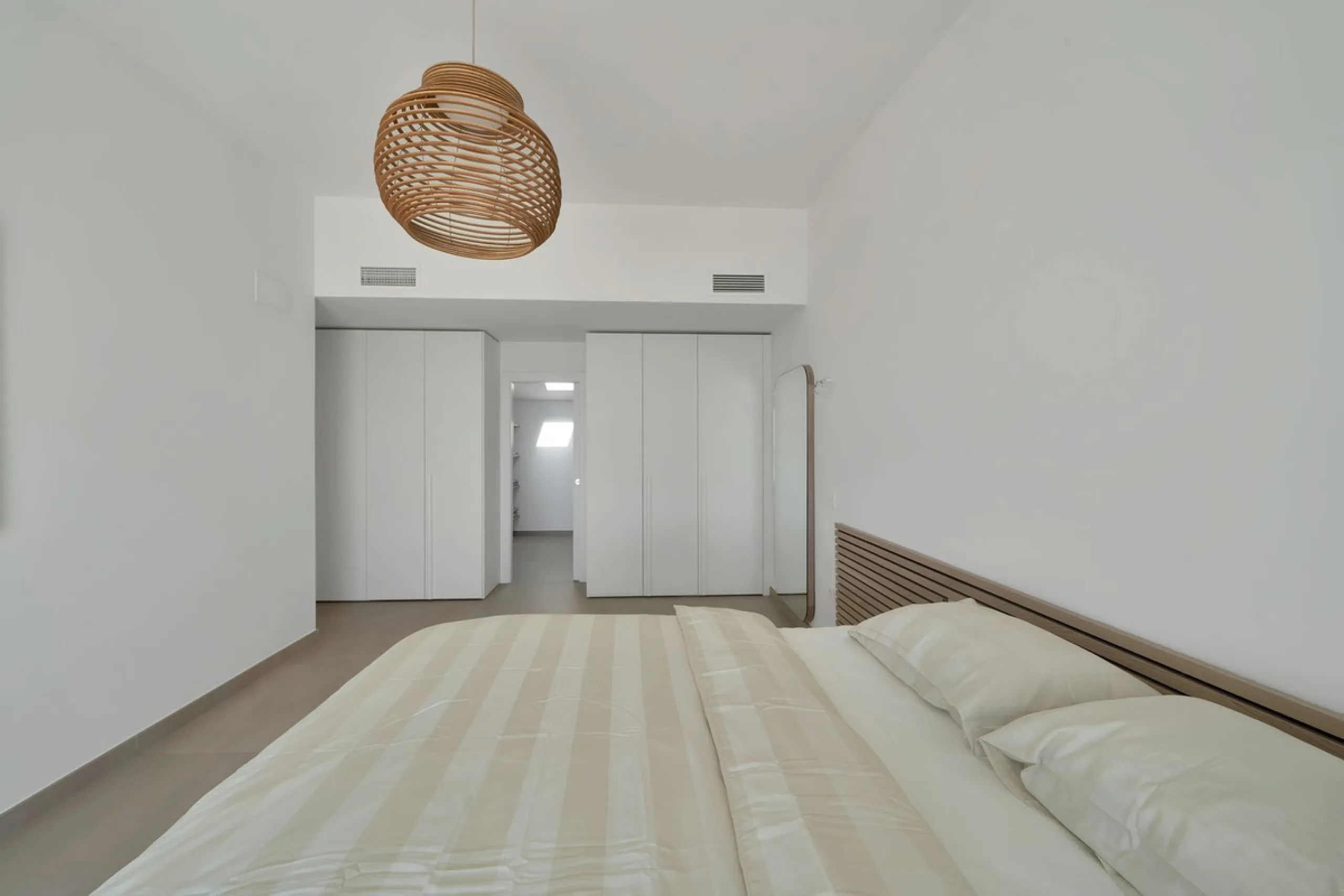 This southwest-facing corner penthouse in Carvajal combines modern upgrades with panoramic Mediterranean views, offering an exclusive lifestyle on the Costa del Sol.