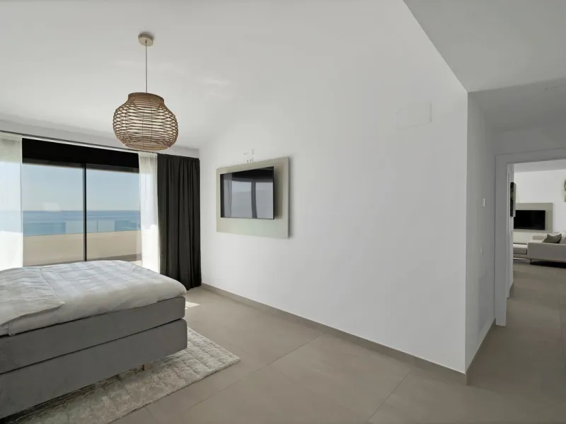 This southwest-facing corner penthouse in Carvajal combines modern upgrades with panoramic Mediterranean views, offering an exclusive lifestyle on the Costa del Sol.