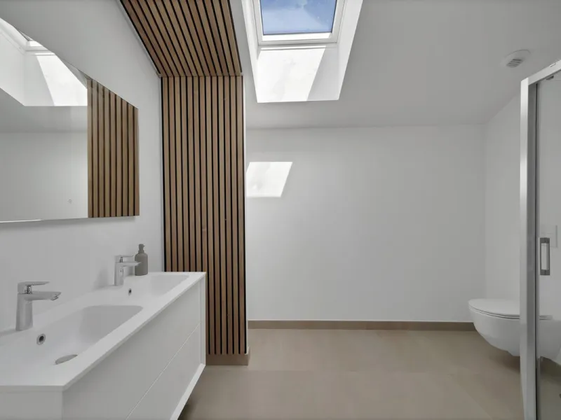 This southwest-facing corner penthouse in Carvajal combines modern upgrades with panoramic Mediterranean views, offering an exclusive lifestyle on the Costa del Sol.