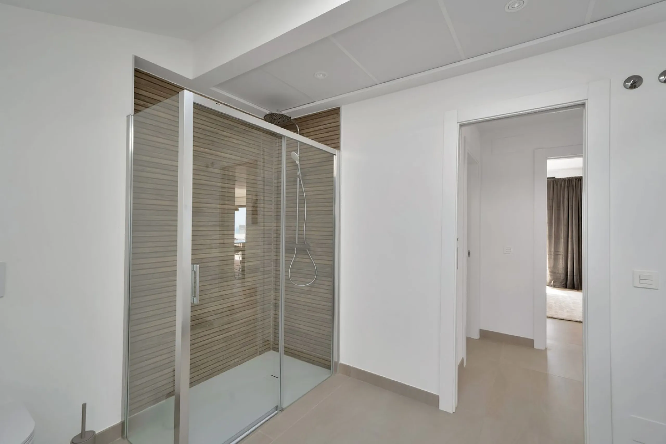 This southwest-facing corner penthouse in Carvajal combines modern upgrades with panoramic Mediterranean views, offering an exclusive lifestyle on the Costa del Sol.