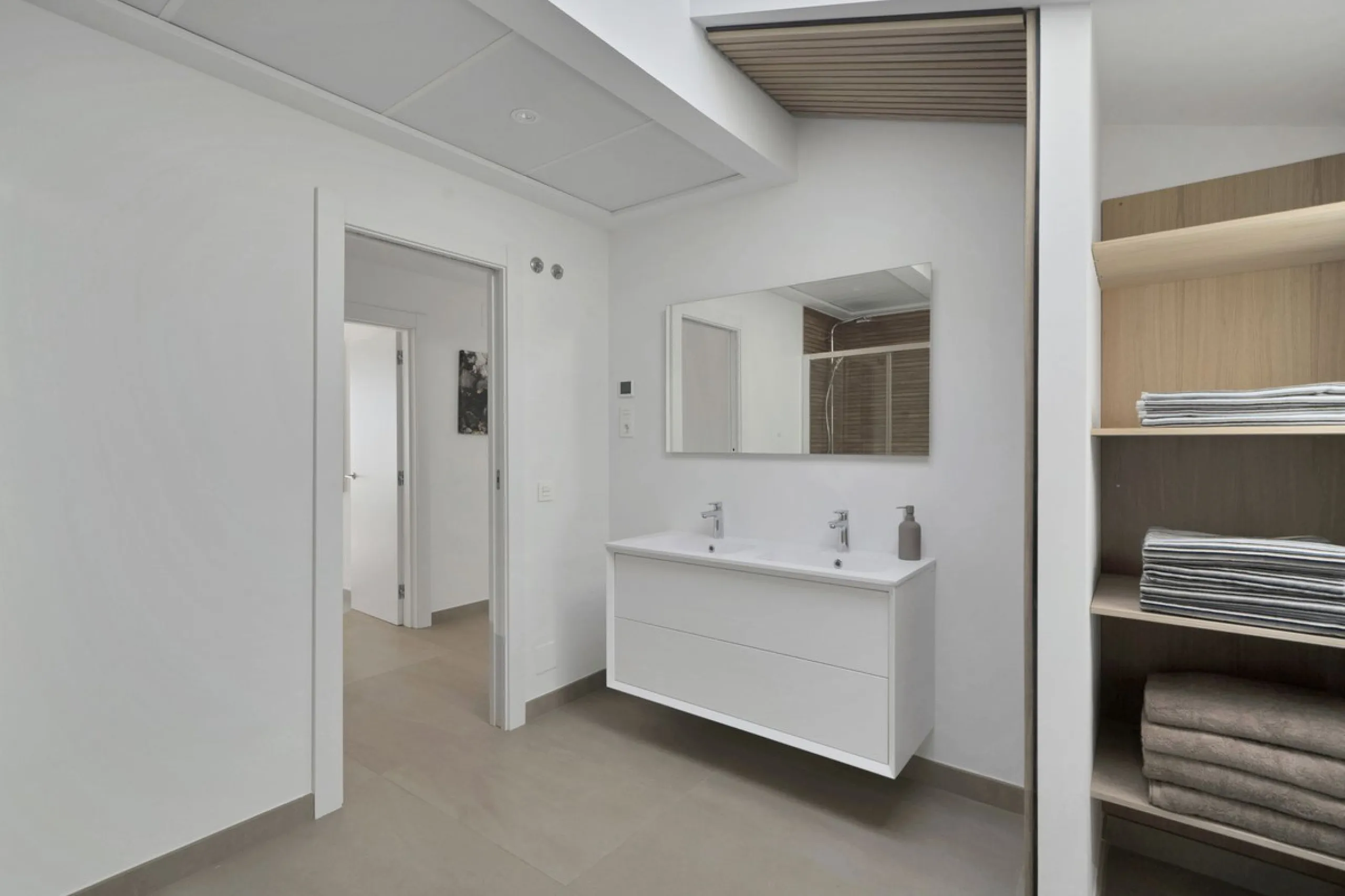 This southwest-facing corner penthouse in Carvajal combines modern upgrades with panoramic Mediterranean views, offering an exclusive lifestyle on the Costa del Sol.