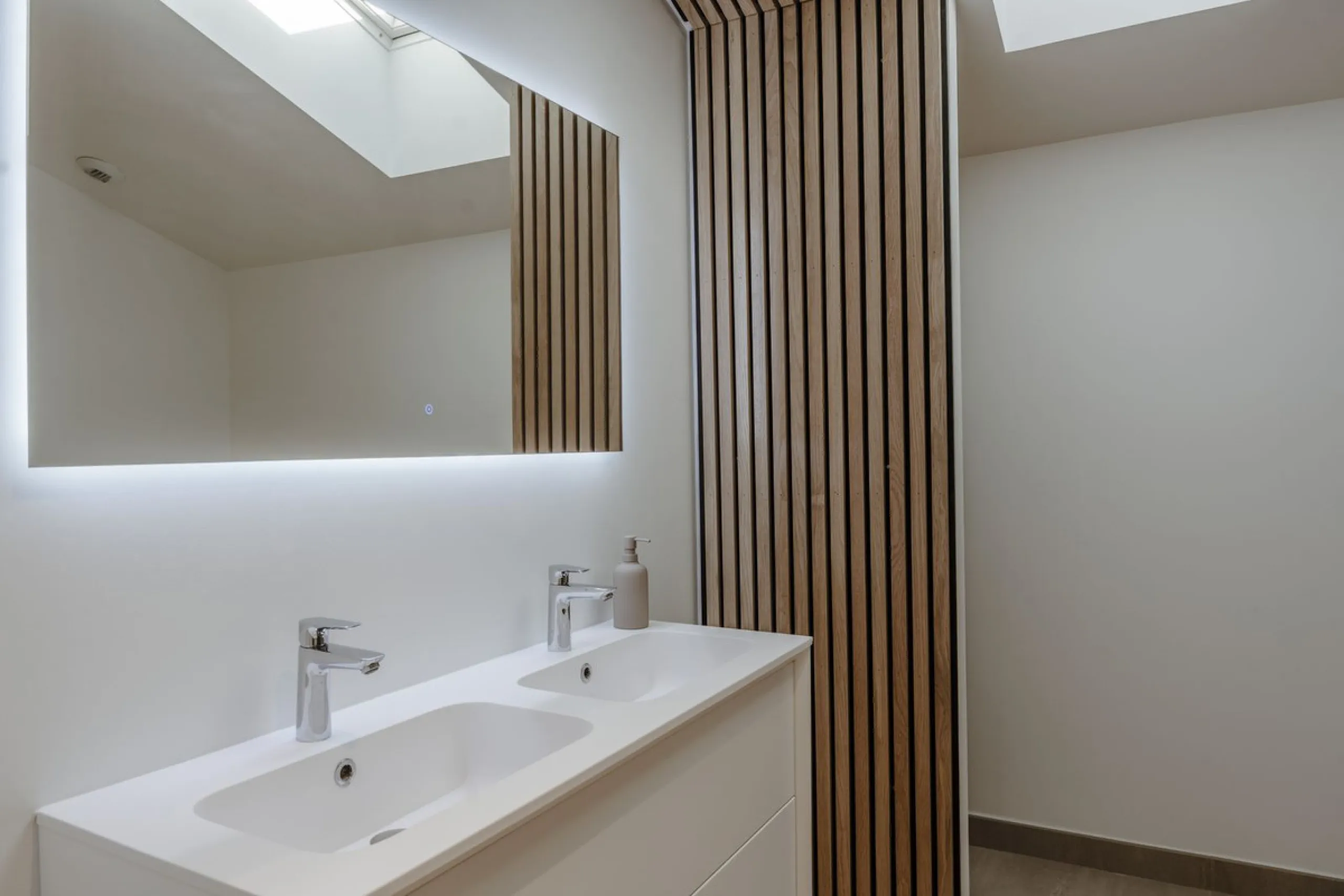 This southwest-facing corner penthouse in Carvajal combines modern upgrades with panoramic Mediterranean views, offering an exclusive lifestyle on the Costa del Sol.