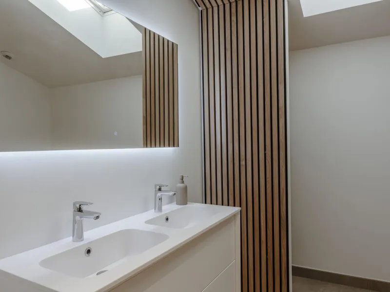 This southwest-facing corner penthouse in Carvajal combines modern upgrades with panoramic Mediterranean views, offering an exclusive lifestyle on the Costa del Sol.