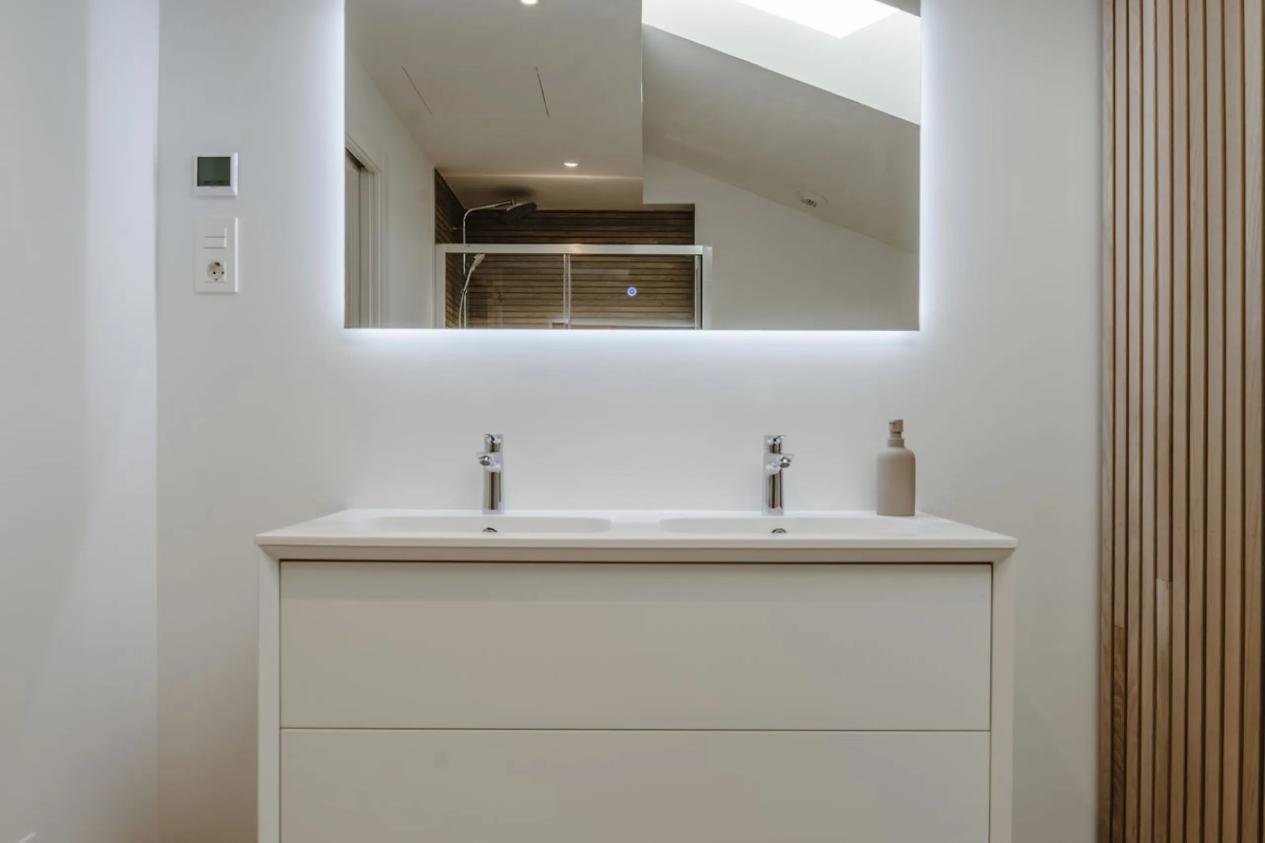 This southwest-facing corner penthouse in Carvajal combines modern upgrades with panoramic Mediterranean views, offering an exclusive lifestyle on the Costa del Sol.