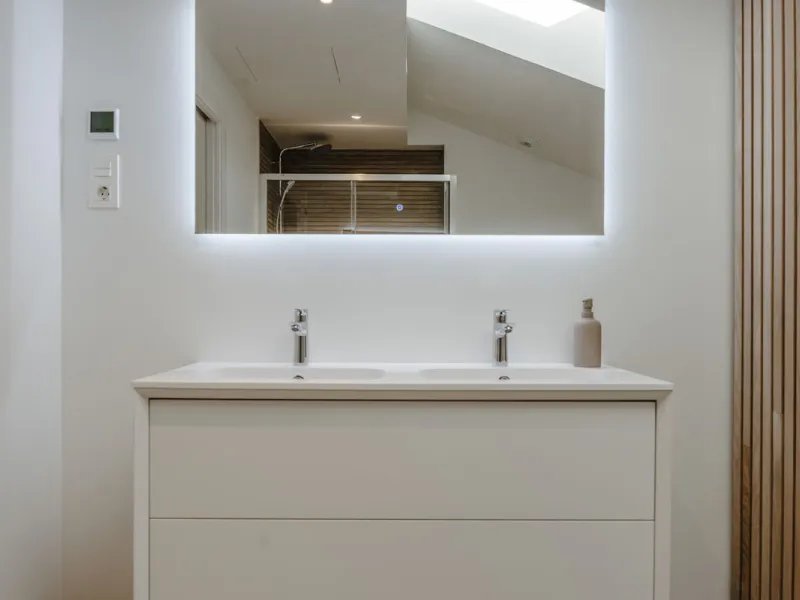 This southwest-facing corner penthouse in Carvajal combines modern upgrades with panoramic Mediterranean views, offering an exclusive lifestyle on the Costa del Sol.