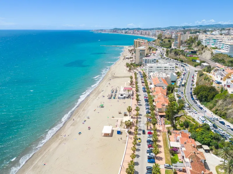 This southwest-facing corner penthouse in Carvajal combines modern upgrades with panoramic Mediterranean views, offering an exclusive lifestyle on the Costa del Sol.