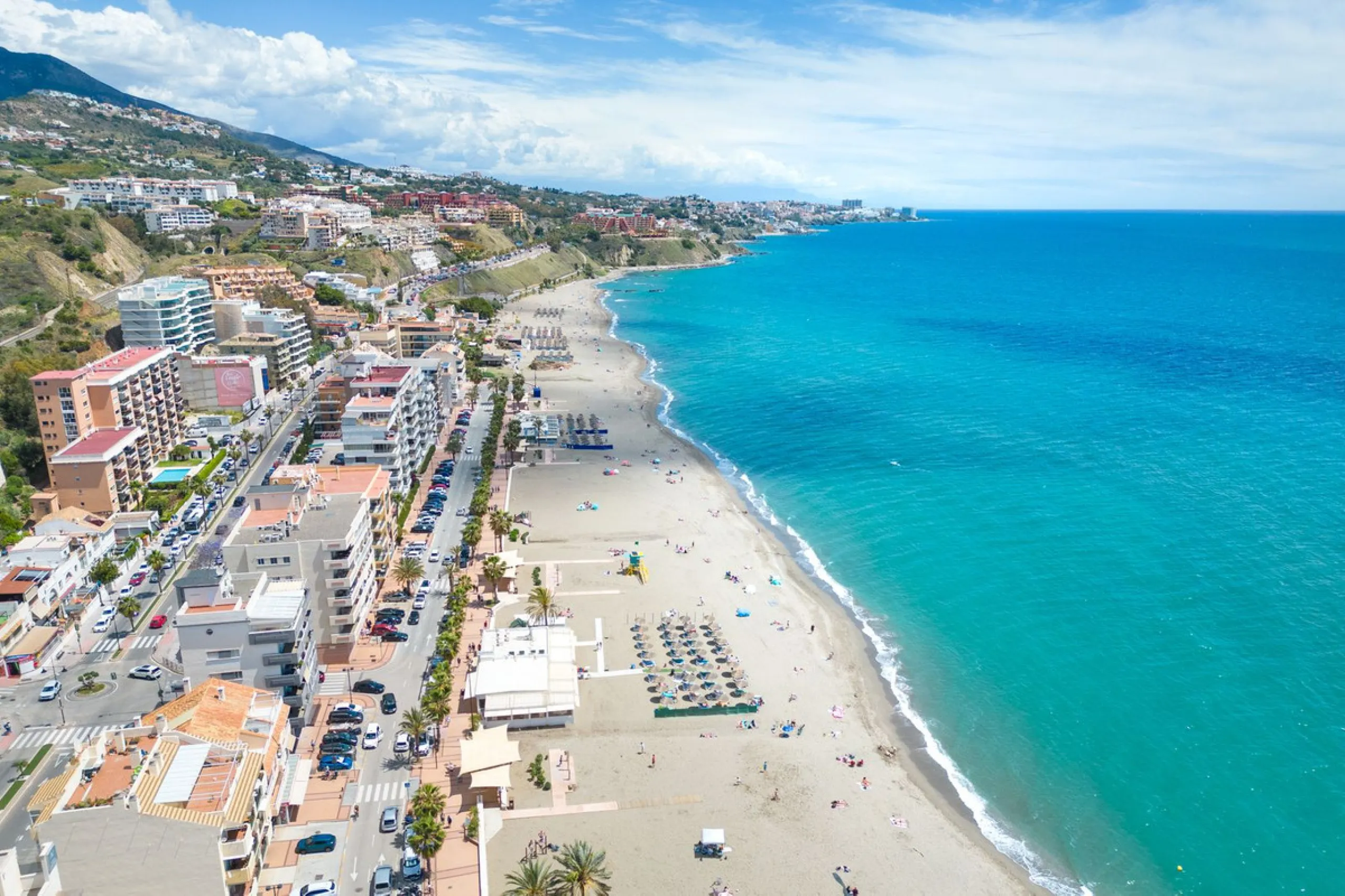 This southwest-facing corner penthouse in Carvajal combines modern upgrades with panoramic Mediterranean views, offering an exclusive lifestyle on the Costa del Sol.