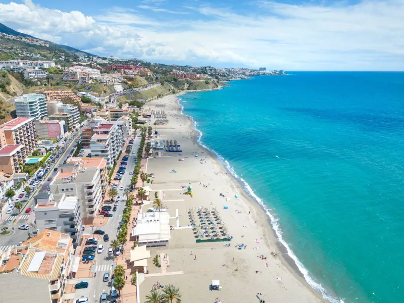 This southwest-facing corner penthouse in Carvajal combines modern upgrades with panoramic Mediterranean views, offering an exclusive lifestyle on the Costa del Sol.
