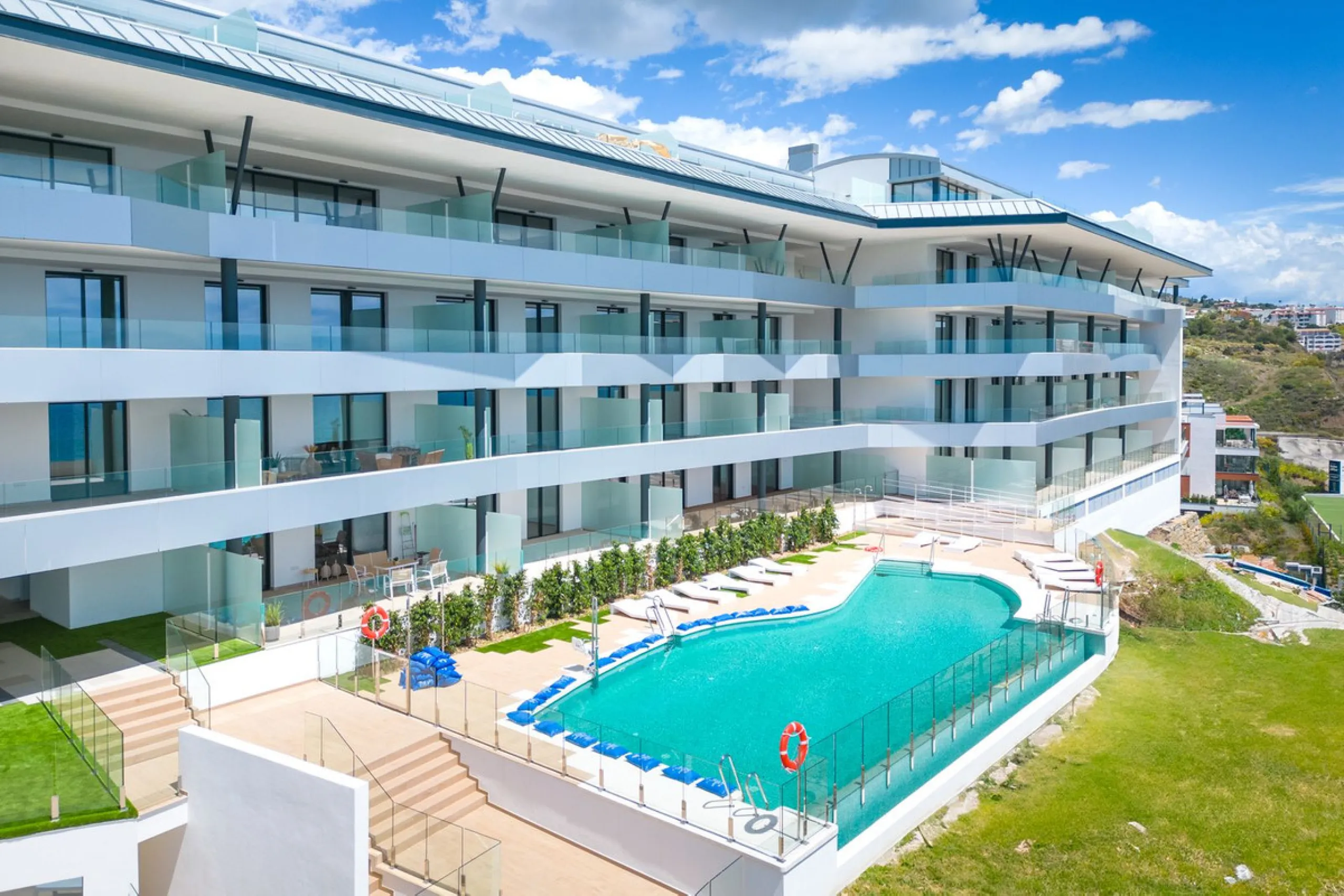 This southwest-facing corner penthouse in Carvajal combines modern upgrades with panoramic Mediterranean views, offering an exclusive lifestyle on the Costa del Sol.