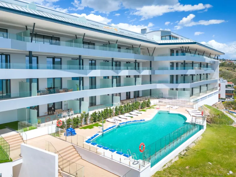 This southwest-facing corner penthouse in Carvajal combines modern upgrades with panoramic Mediterranean views, offering an exclusive lifestyle on the Costa del Sol.