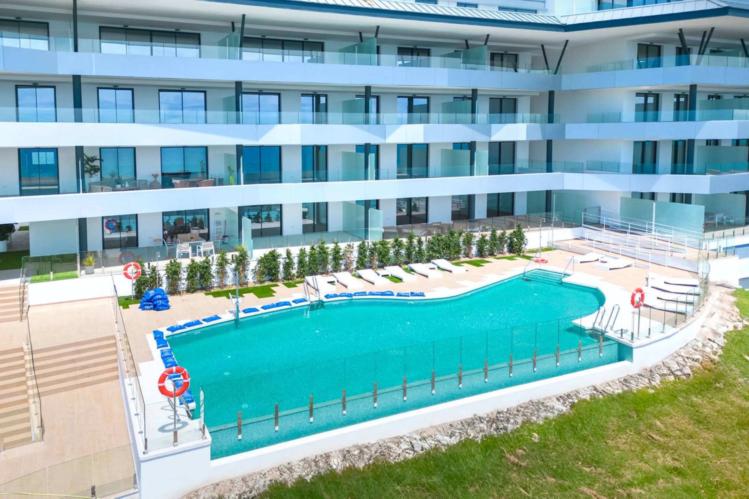 This southwest-facing corner penthouse in Carvajal combines modern upgrades with panoramic Mediterranean views, offering an exclusive lifestyle on the Costa del Sol.