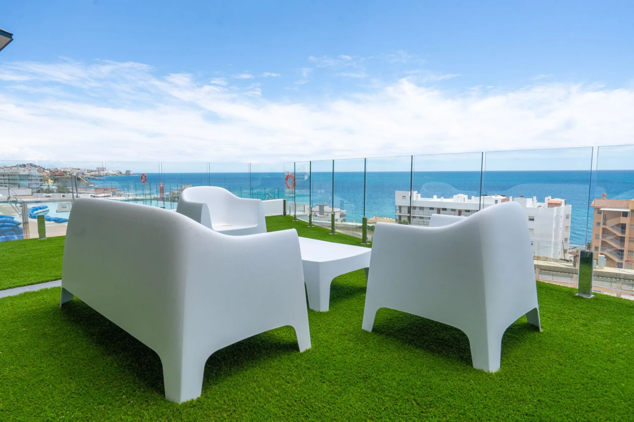 This southwest-facing corner penthouse in Carvajal combines modern upgrades with panoramic Mediterranean views, offering an exclusive lifestyle on the Costa del Sol.