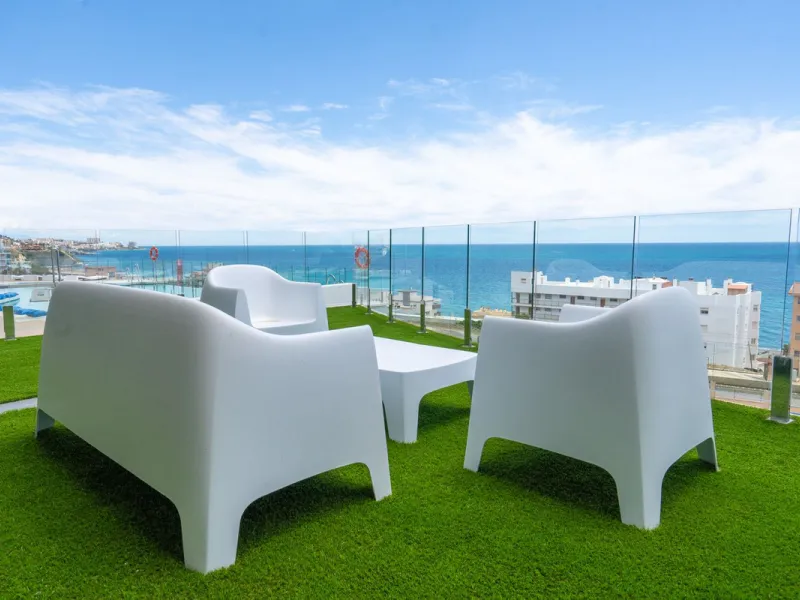 This southwest-facing corner penthouse in Carvajal combines modern upgrades with panoramic Mediterranean views, offering an exclusive lifestyle on the Costa del Sol.