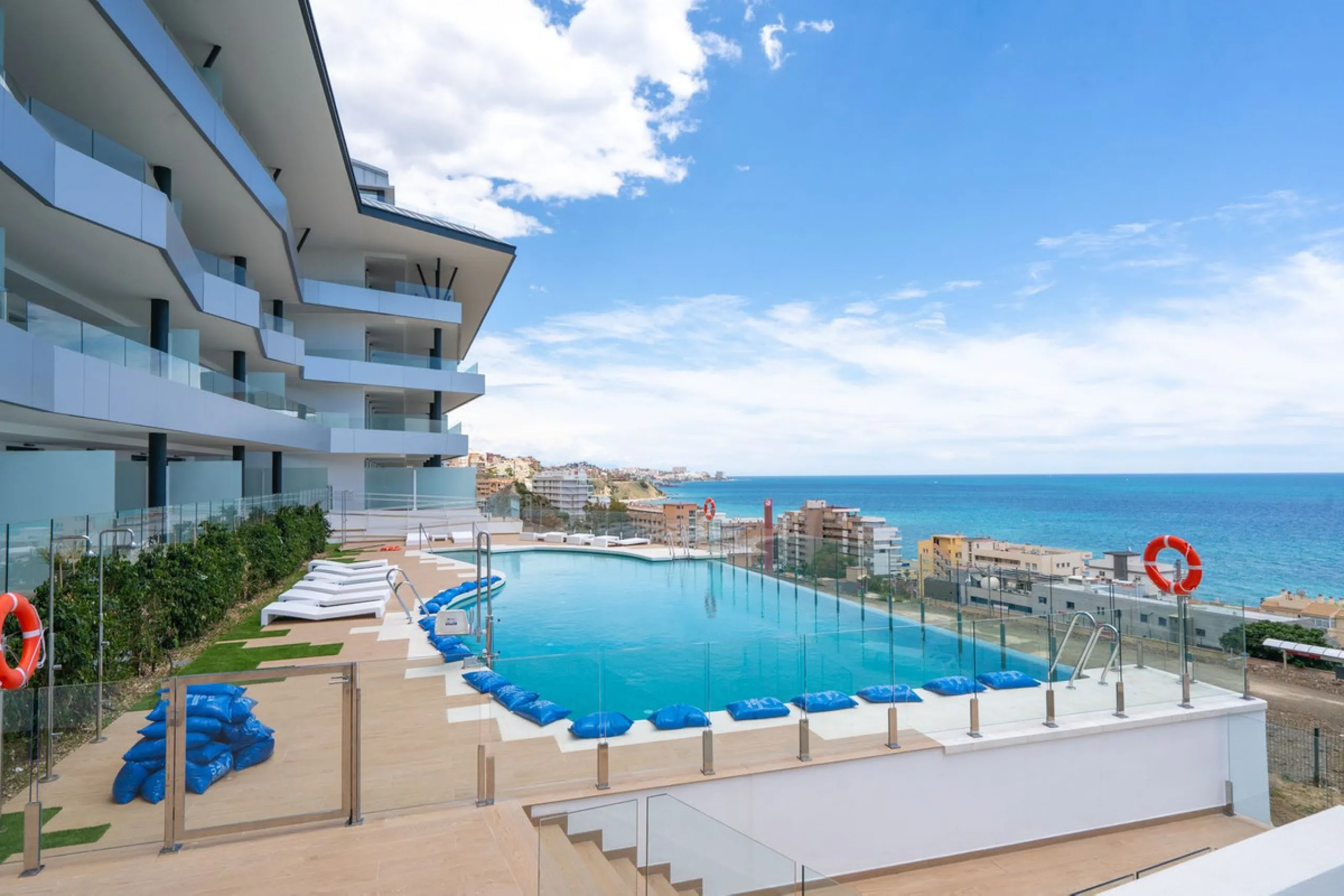 This southwest-facing corner penthouse in Carvajal combines modern upgrades with panoramic Mediterranean views, offering an exclusive lifestyle on the Costa del Sol.