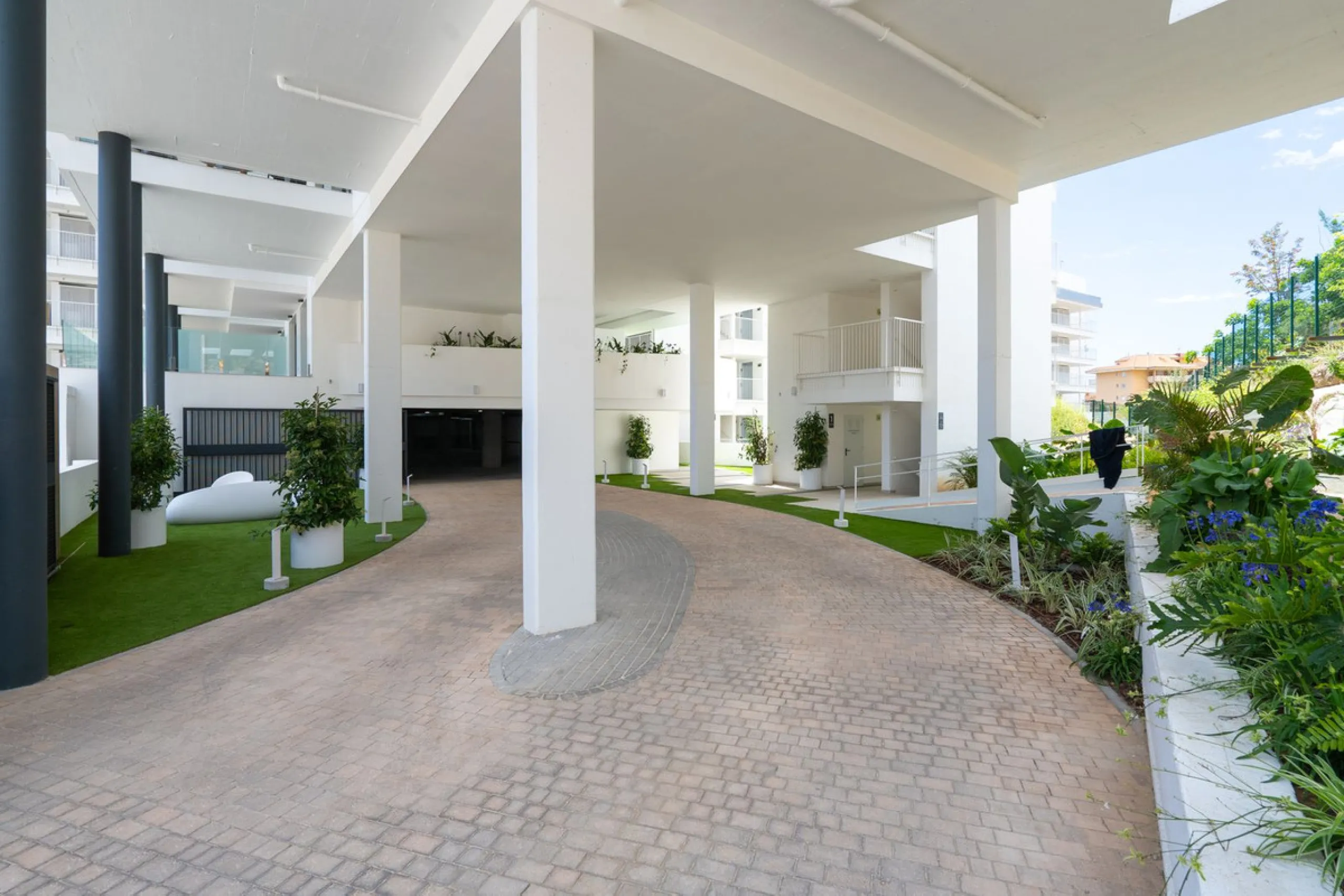 This southwest-facing corner penthouse in Carvajal combines modern upgrades with panoramic Mediterranean views, offering an exclusive lifestyle on the Costa del Sol.