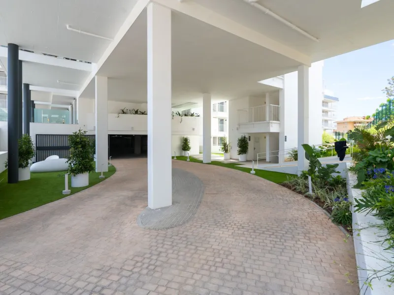 This southwest-facing corner penthouse in Carvajal combines modern upgrades with panoramic Mediterranean views, offering an exclusive lifestyle on the Costa del Sol.