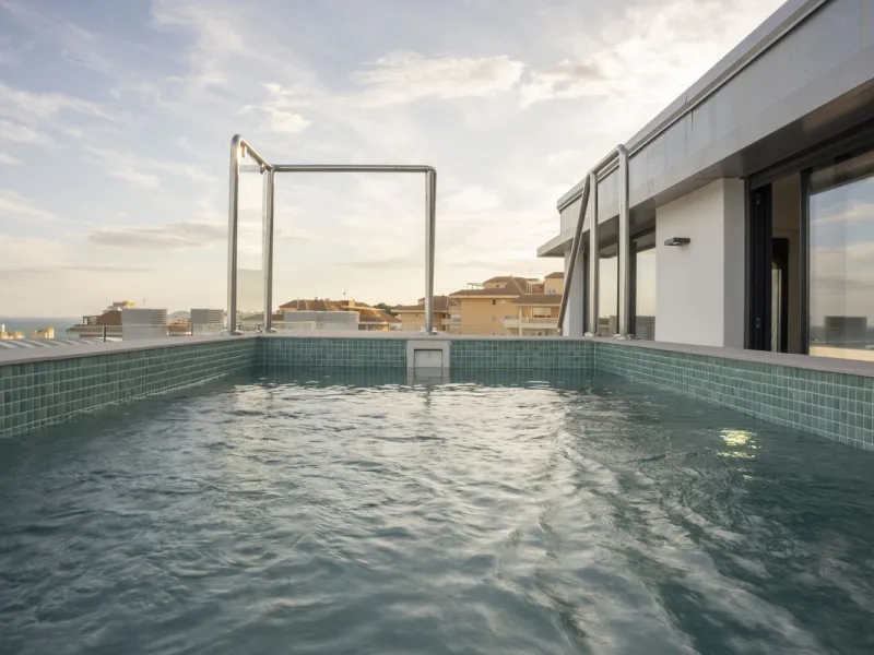 This southwest-facing corner penthouse in Carvajal combines modern upgrades with panoramic Mediterranean views, offering an exclusive lifestyle on the Costa del Sol.