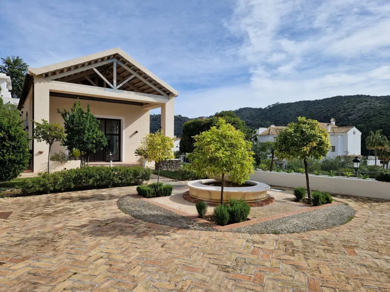 Discover the impressive commercial property for sale in Benahavís. A fully refurbished and renovated commercial building in 2024. Every detail of this property has been carefully designed to offer maximum comfort and luxury.