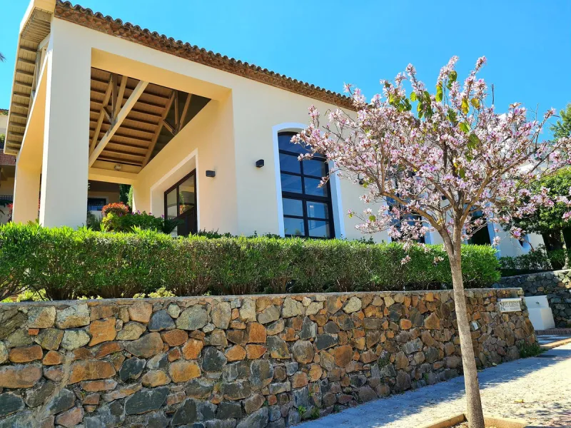 Discover the impressive commercial property for sale in Benahavís. A fully refurbished and renovated commercial building in 2024. Every detail of this property has been carefully designed to offer maximum comfort and luxury.