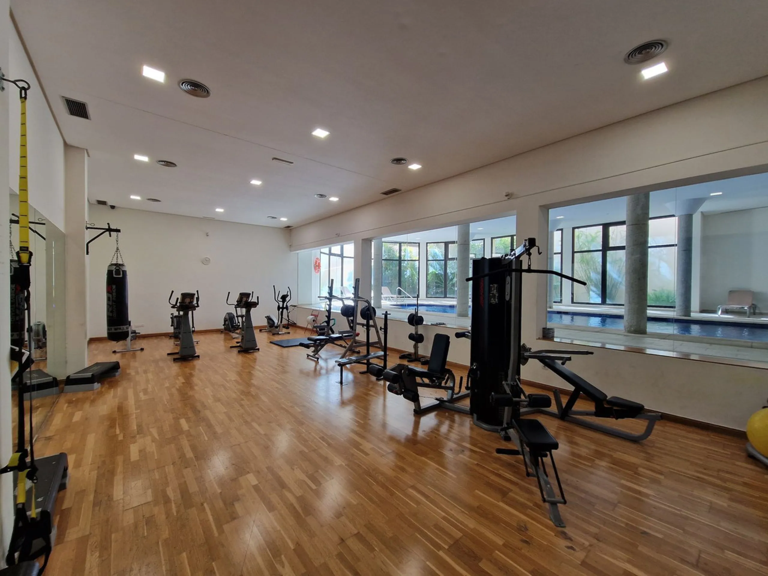 Discover the impressive commercial property for sale in Benahavís. A fully refurbished and renovated commercial building in 2024. Every detail of this property has been carefully designed to offer maximum comfort and luxury.