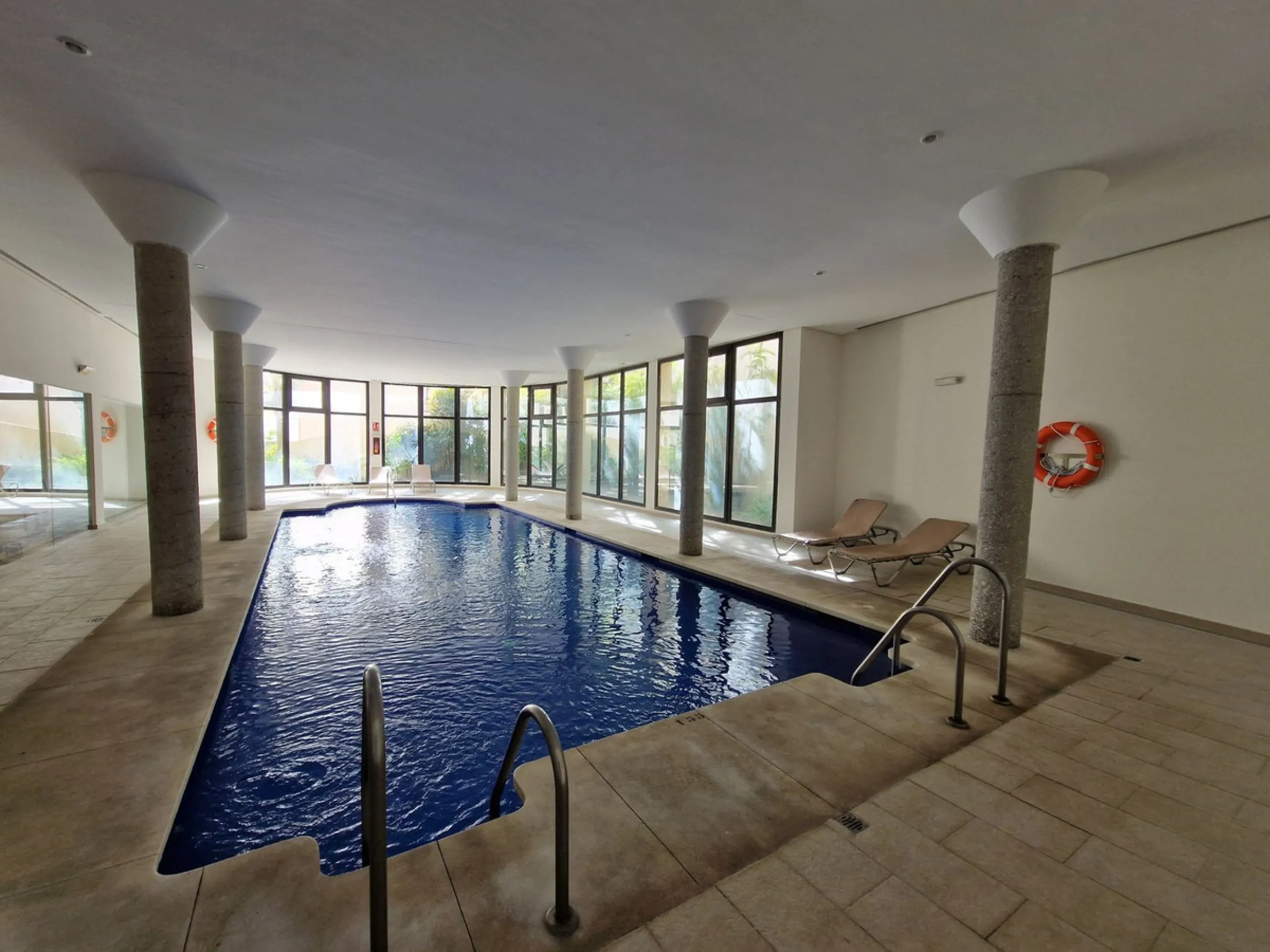 Discover the impressive commercial property for sale in Benahavís. A fully refurbished and renovated commercial building in 2024. Every detail of this property has been carefully designed to offer maximum comfort and luxury.