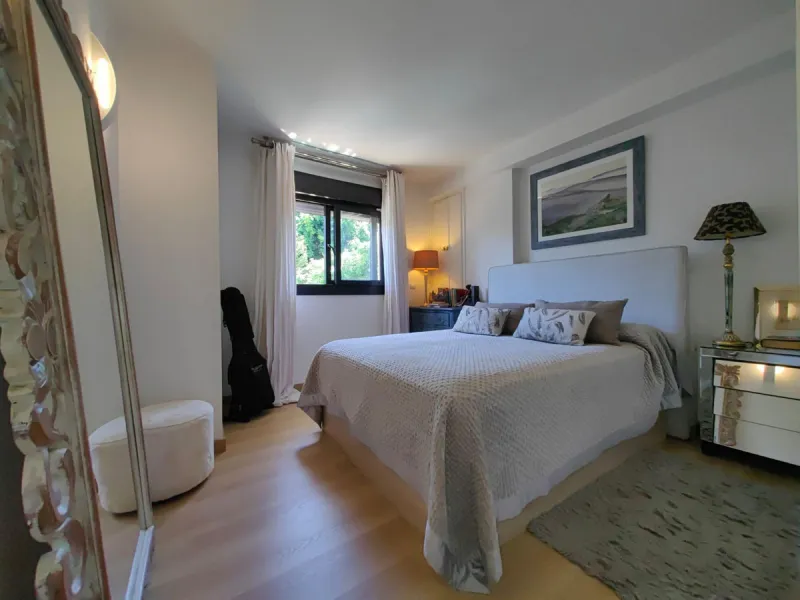 Luxurious Duplex Apartment with Pool View in Estepona. Welcome to your dream home! This stunning 3-bedroom duplex apartment, nestled in the heart of Estepona, offers the epitome of elegance and comfort. Boasting three spacious bedrooms, this residence pro