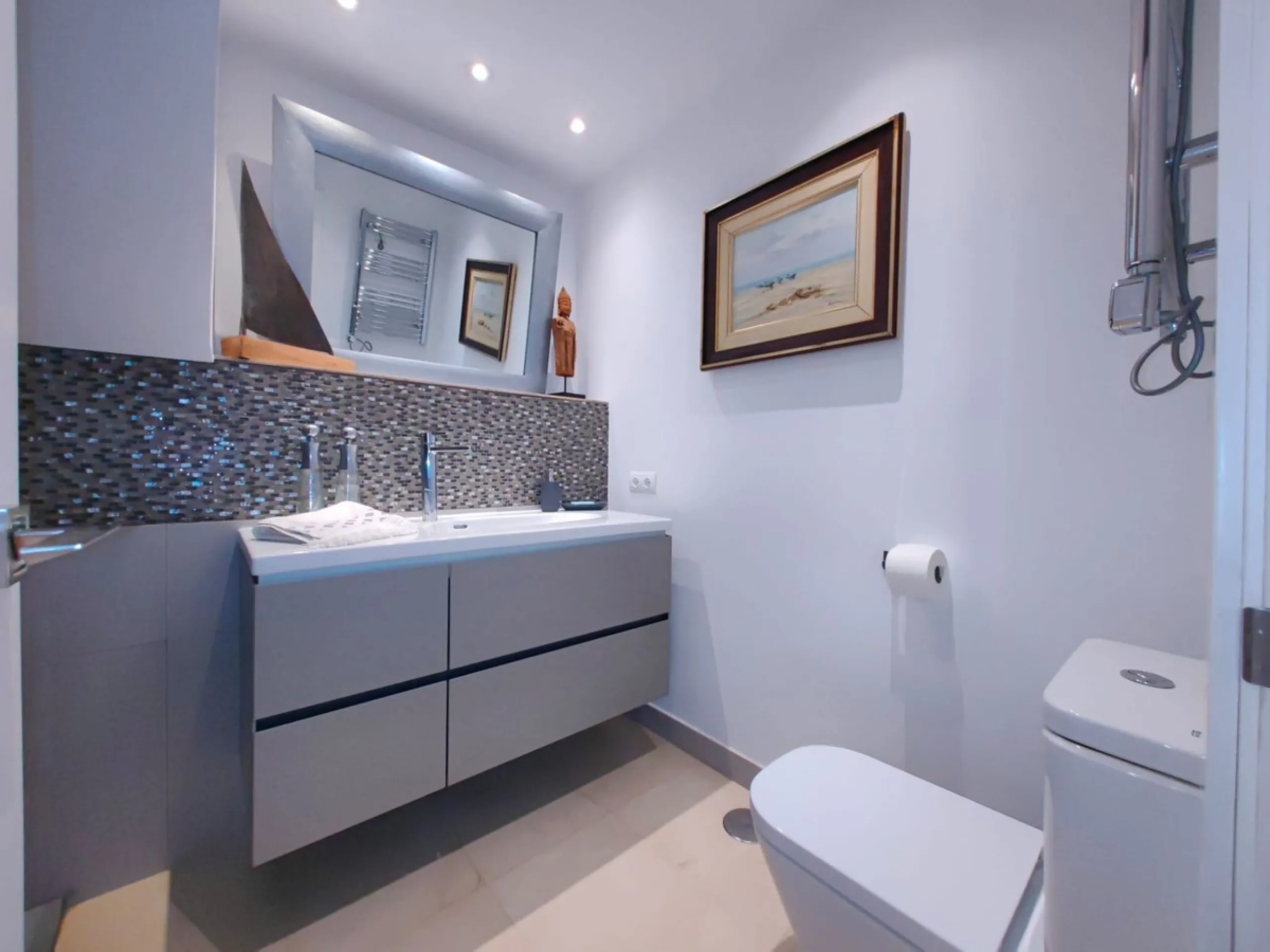 Luxurious Duplex Apartment with Pool View in Estepona. Welcome to your dream home! This stunning 3-bedroom duplex apartment, nestled in the heart of Estepona, offers the epitome of elegance and comfort. Boasting three spacious bedrooms, this residence pro