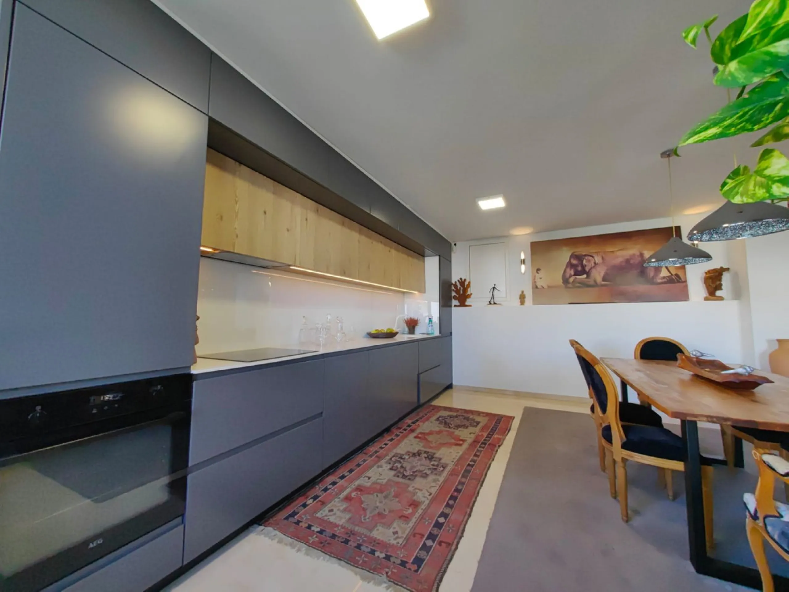 Luxurious Duplex Apartment with Pool View in Estepona. Welcome to your dream home! This stunning 3-bedroom duplex apartment, nestled in the heart of Estepona, offers the epitome of elegance and comfort. Boasting three spacious bedrooms, this residence pro