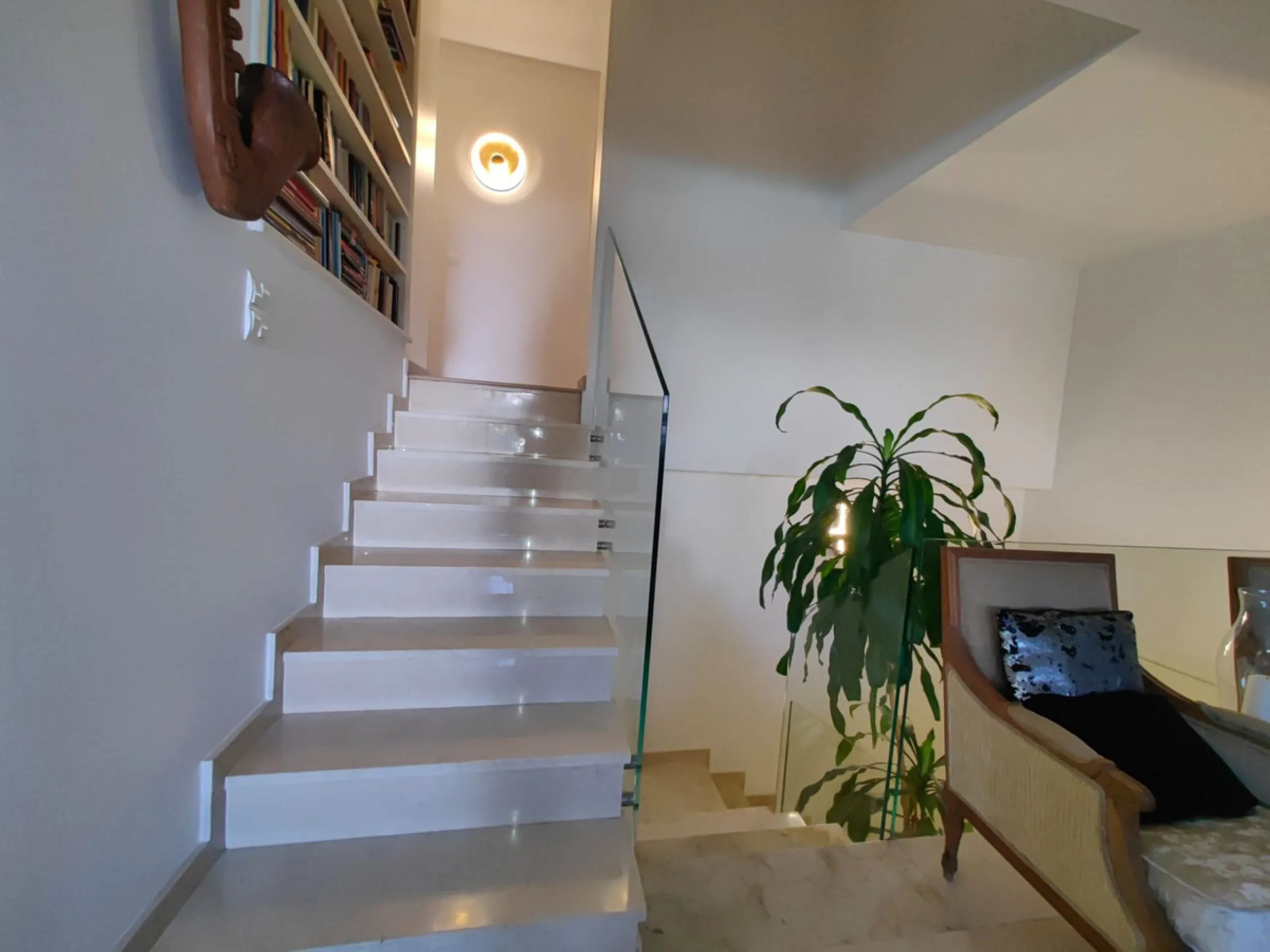 Luxurious Duplex Apartment with Pool View in Estepona. Welcome to your dream home! This stunning 3-bedroom duplex apartment, nestled in the heart of Estepona, offers the epitome of elegance and comfort. Boasting three spacious bedrooms, this residence pro