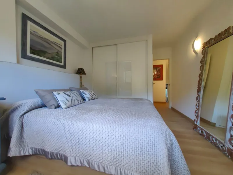 Luxurious Duplex Apartment with Pool View in Estepona. Welcome to your dream home! This stunning 3-bedroom duplex apartment, nestled in the heart of Estepona, offers the epitome of elegance and comfort. Boasting three spacious bedrooms, this residence pro