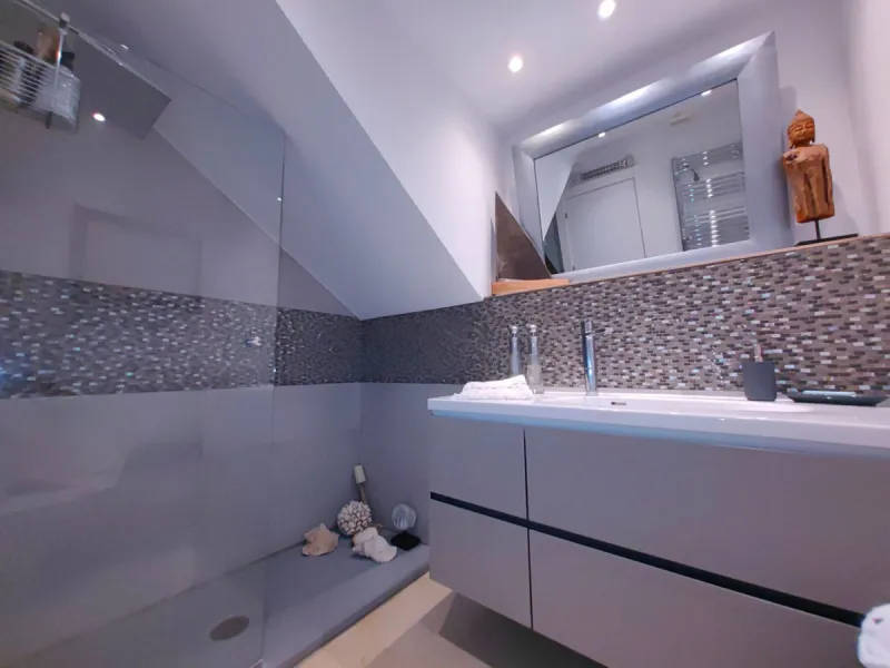 Luxurious Duplex Apartment with Pool View in Estepona. Welcome to your dream home! This stunning 3-bedroom duplex apartment, nestled in the heart of Estepona, offers the epitome of elegance and comfort. Boasting three spacious bedrooms, this residence pro