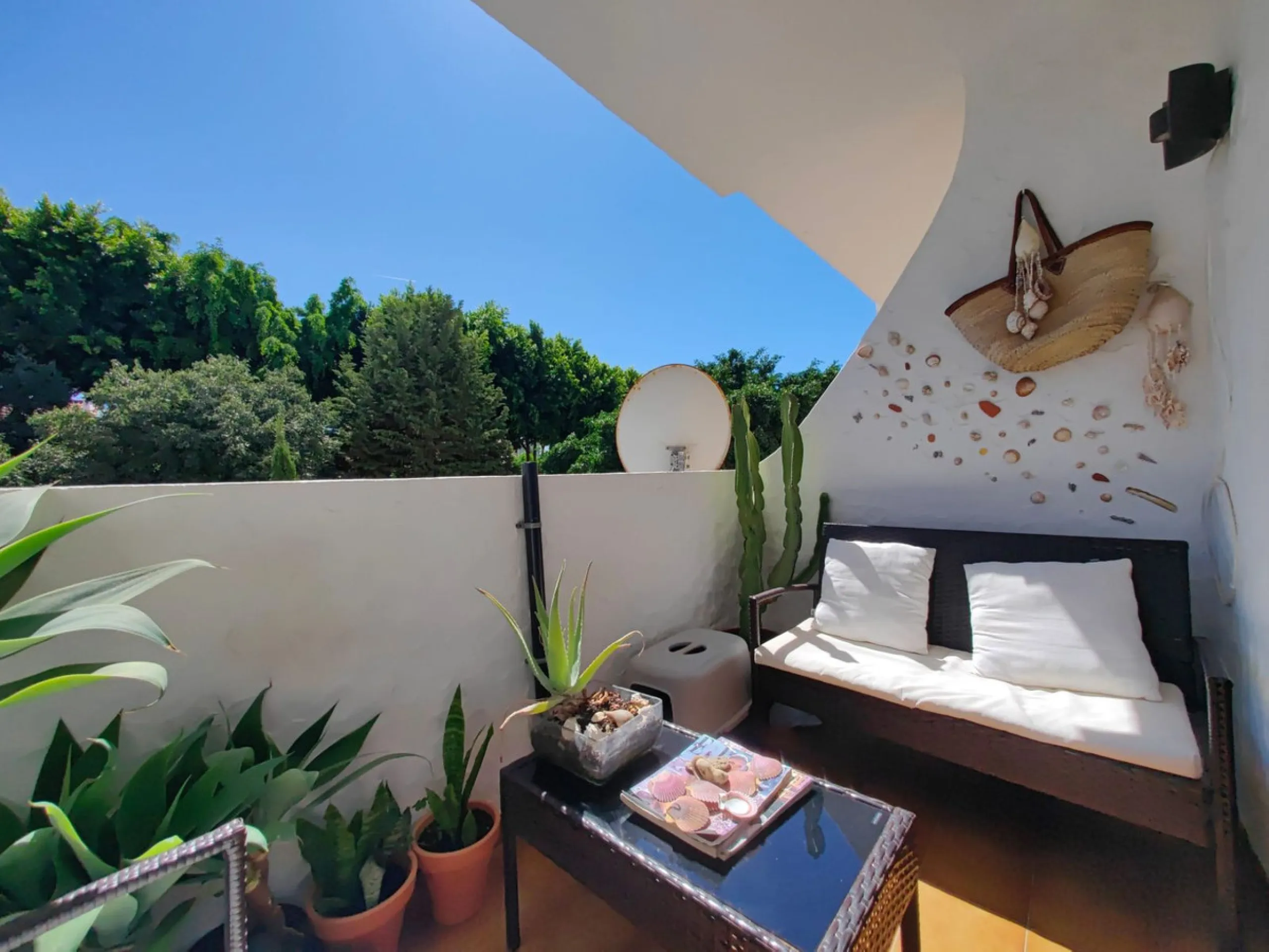 Luxurious Duplex Apartment with Pool View in Estepona. Welcome to your dream home! This stunning 3-bedroom duplex apartment, nestled in the heart of Estepona, offers the epitome of elegance and comfort. Boasting three spacious bedrooms, this residence pro