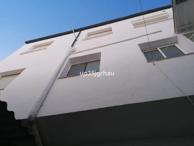 360 m2 house with premises in the city of Ronda.