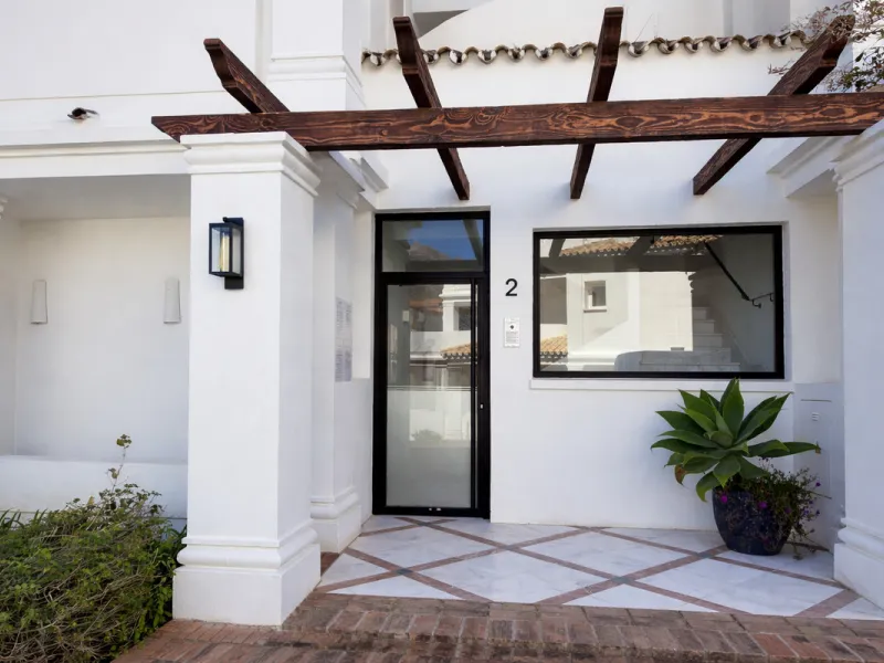 Apartment - Middle Floor Apartment в продаже в Marbella, Málaga. В доме 2 спален и 4 ванных комнат. Площадь дома 154 м²