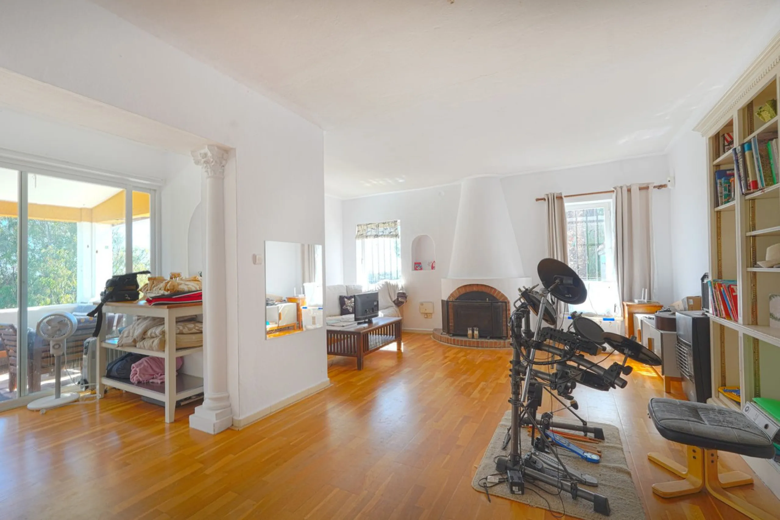 This is a fantastic opportunity to acquire what could become an absolutely magnificent property, ideally located in an up-and-coming area next to the highly sought-after Guadalmina Alta.