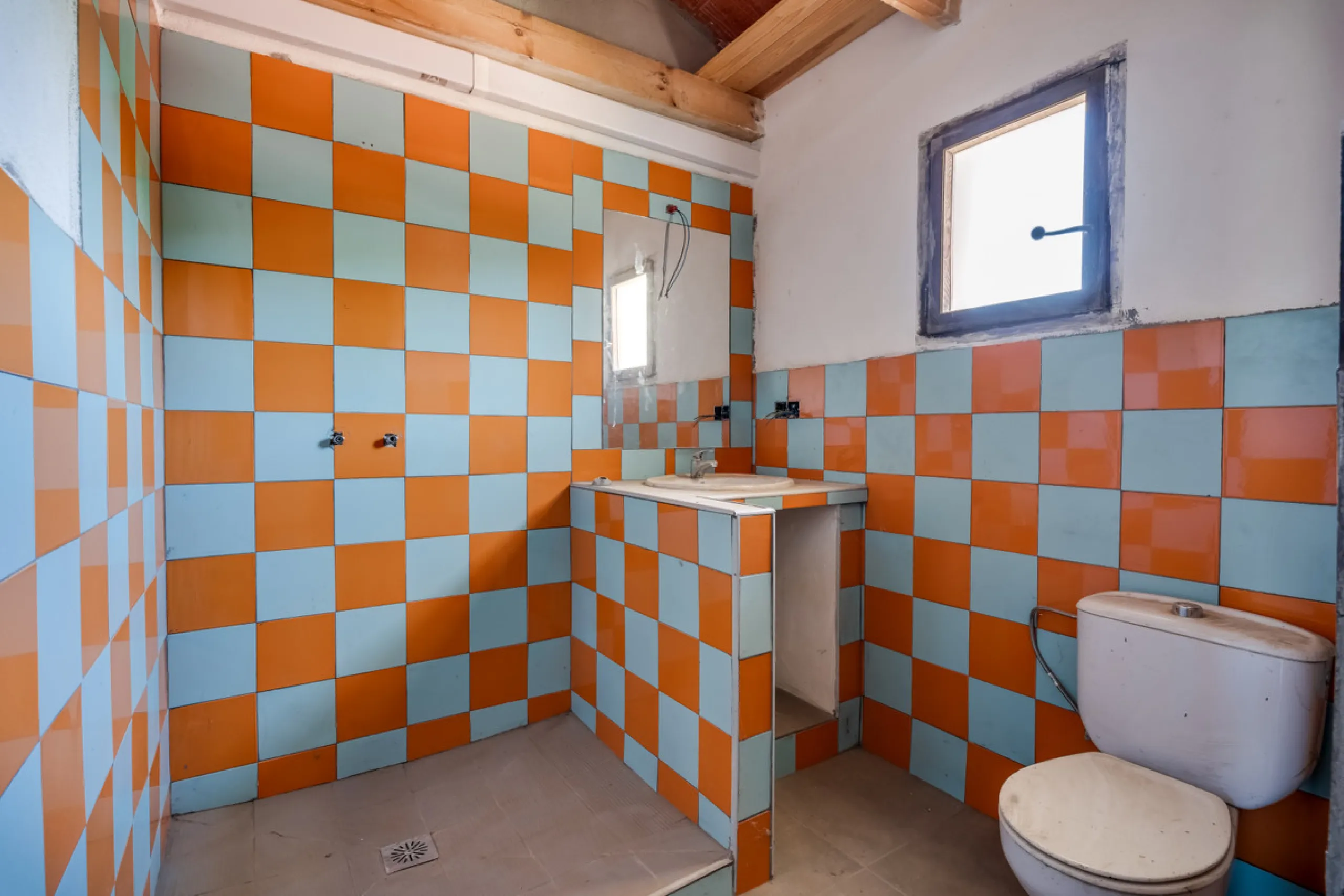COUNTRY HOUSE in MONDA - Country house with pool, covered porch. On ground floor living/dining room, fitted kitchen, bathrooms, store room, 4 bedrooms. An external staircase leads to the upper floor with living room, office, 2 bedrooms, bathroom and stora