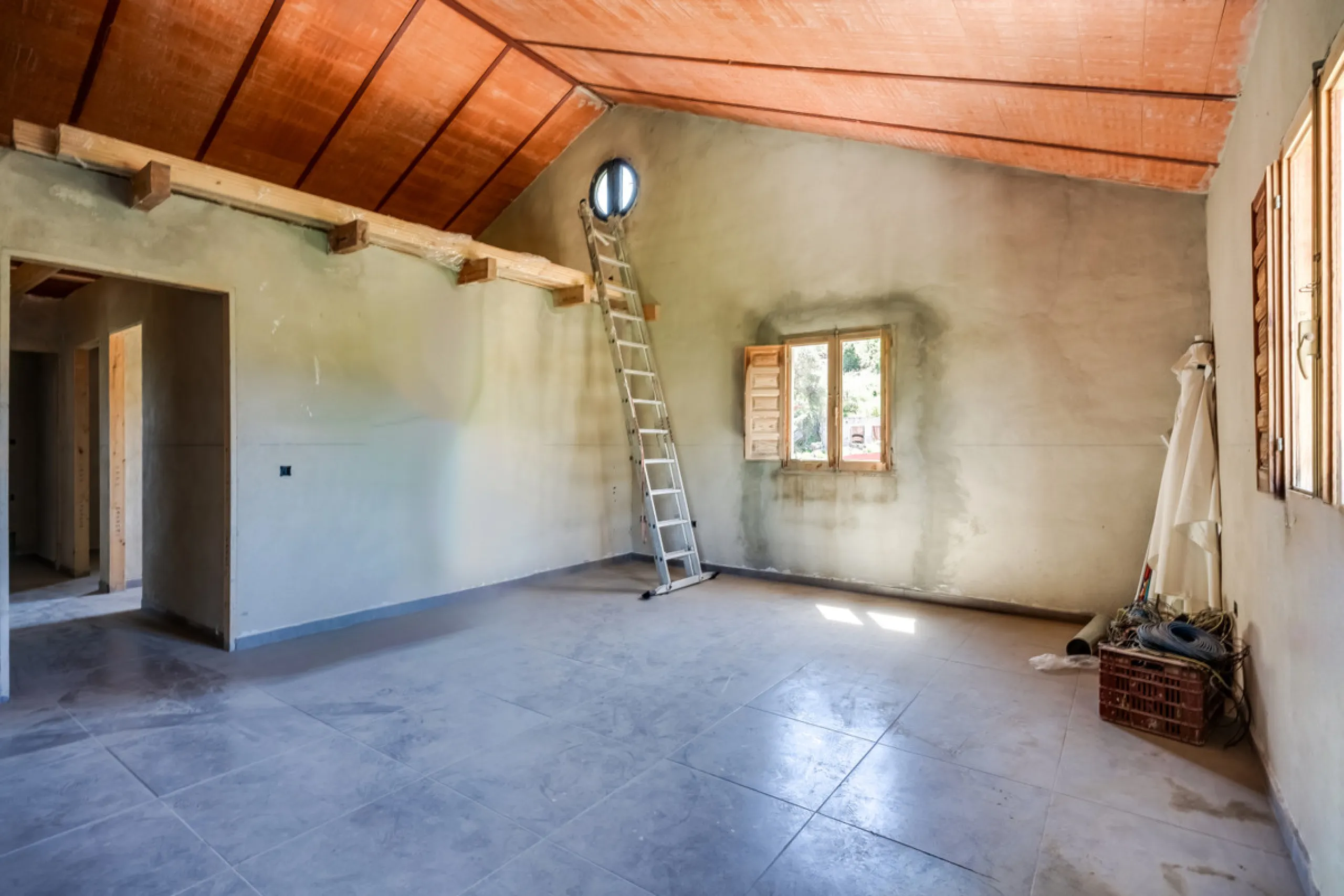 COUNTRY HOUSE in MONDA - Country house with pool, covered porch. On ground floor living/dining room, fitted kitchen, bathrooms, store room, 4 bedrooms. An external staircase leads to the upper floor with living room, office, 2 bedrooms, bathroom and stora
