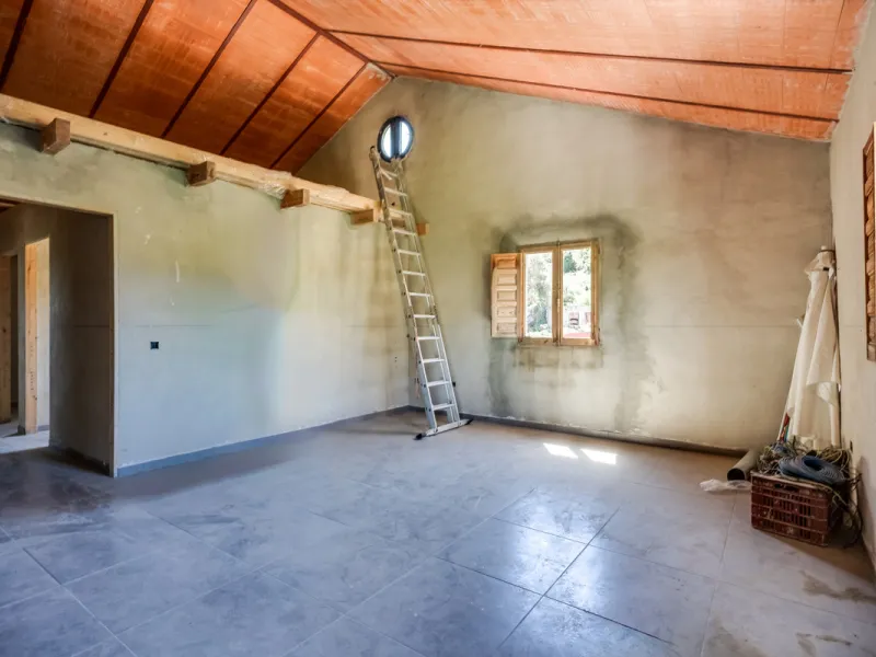 COUNTRY HOUSE in MONDA - Country house with pool, covered porch. On ground floor living/dining room, fitted kitchen, bathrooms, store room, 4 bedrooms. An external staircase leads to the upper floor with living room, office, 2 bedrooms, bathroom and stora