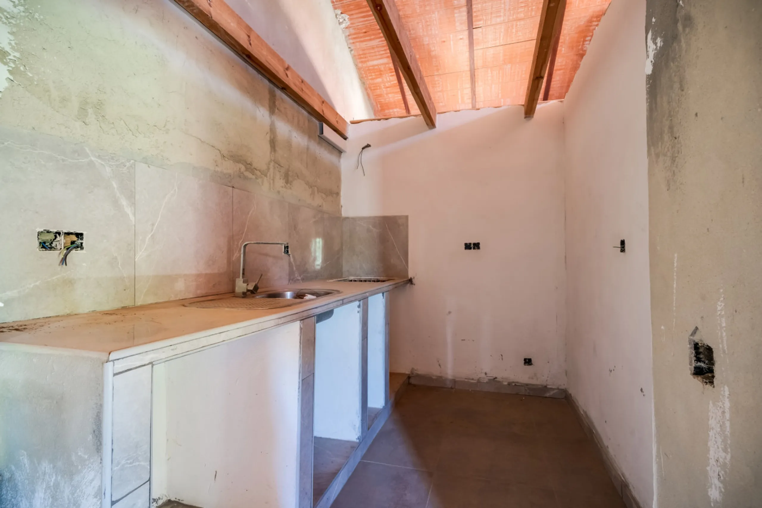 COUNTRY HOUSE in MONDA - Country house with pool, covered porch. On ground floor living/dining room, fitted kitchen, bathrooms, store room, 4 bedrooms. An external staircase leads to the upper floor with living room, office, 2 bedrooms, bathroom and stora