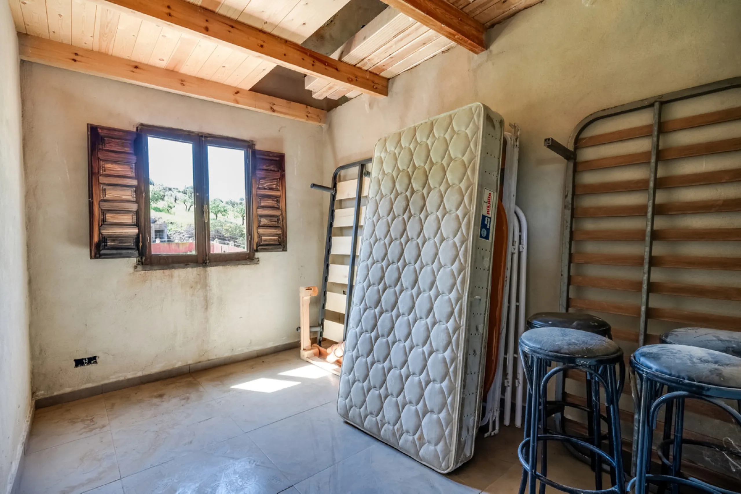 COUNTRY HOUSE in MONDA - Country house with pool, covered porch. On ground floor living/dining room, fitted kitchen, bathrooms, store room, 4 bedrooms. An external staircase leads to the upper floor with living room, office, 2 bedrooms, bathroom and stora