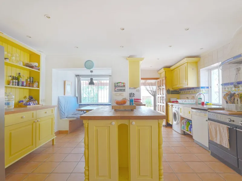 This is a fantastic opportunity to acquire what could become an absolutely magnificent property, ideally located in an up-and-coming area next to the highly sought-after Guadalmina Alta.