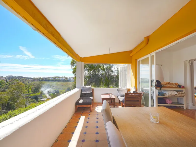 This is a fantastic opportunity to acquire what could become an absolutely magnificent property, ideally located in an up-and-coming area next to the highly sought-after Guadalmina Alta.