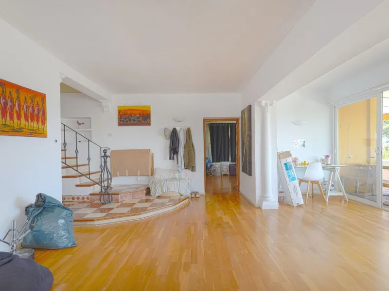 This is a fantastic opportunity to acquire what could become an absolutely magnificent property, ideally located in an up-and-coming area next to the highly sought-after Guadalmina Alta.