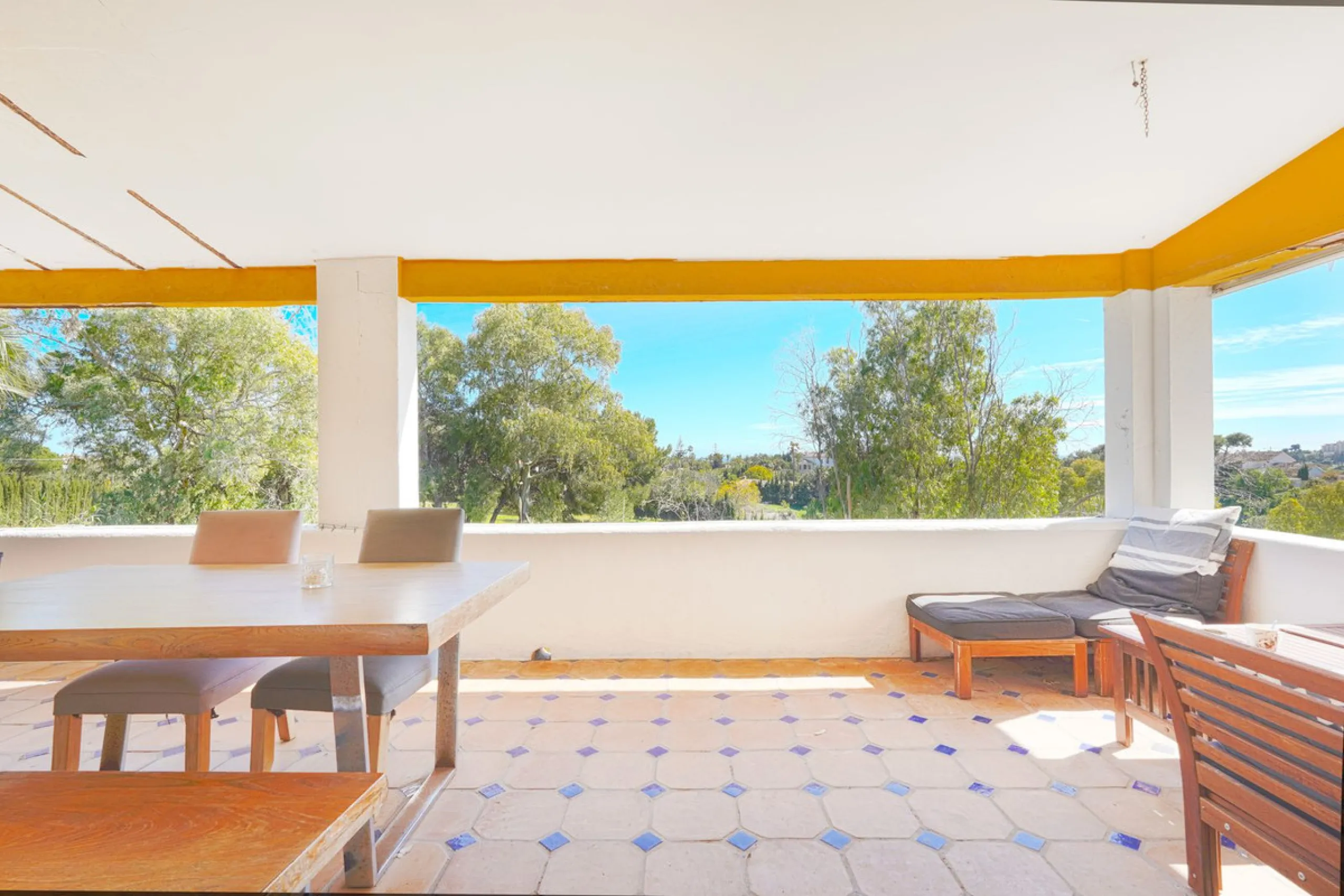 This is a fantastic opportunity to acquire what could become an absolutely magnificent property, ideally located in an up-and-coming area next to the highly sought-after Guadalmina Alta.