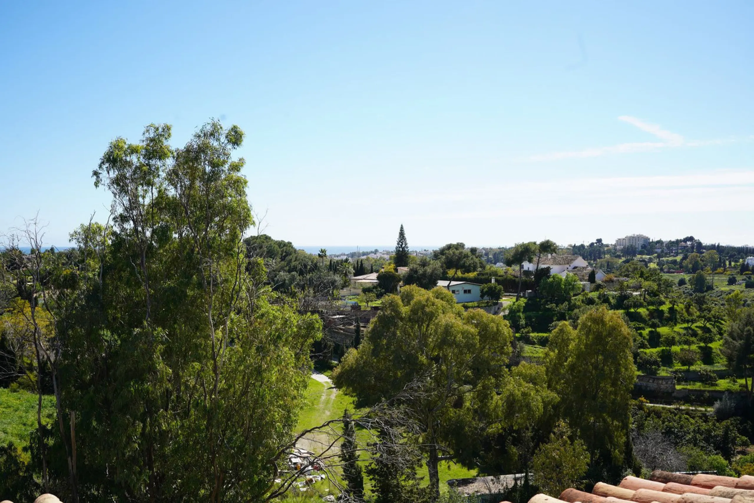This is a fantastic opportunity to acquire what could become an absolutely magnificent property, ideally located in an up-and-coming area next to the highly sought-after Guadalmina Alta.