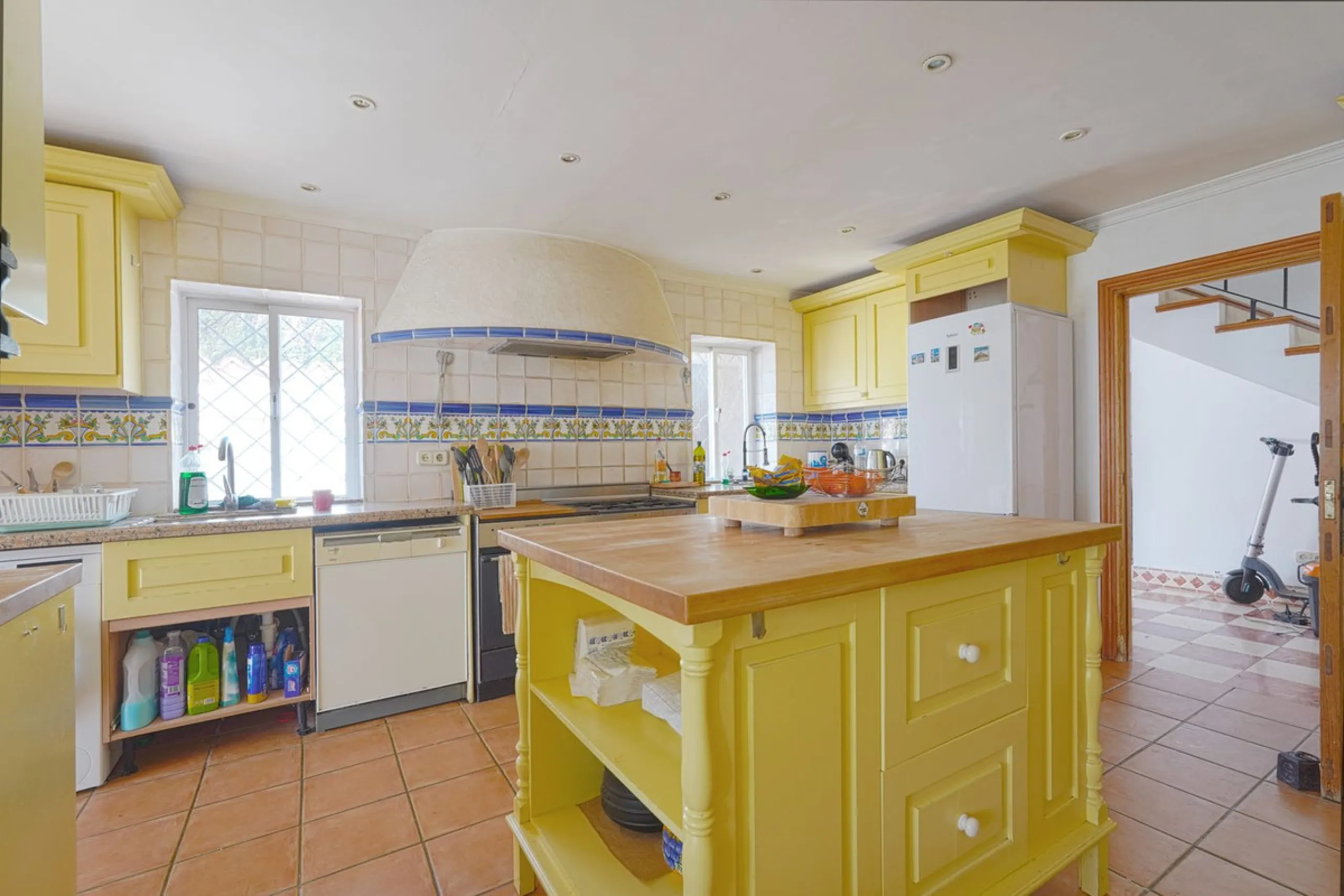 This is a fantastic opportunity to acquire what could become an absolutely magnificent property, ideally located in an up-and-coming area next to the highly sought-after Guadalmina Alta.