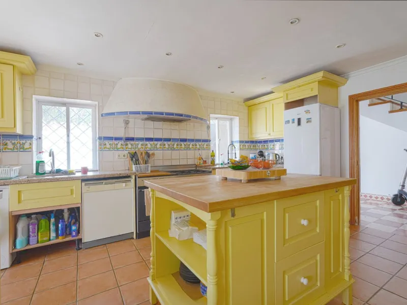 This is a fantastic opportunity to acquire what could become an absolutely magnificent property, ideally located in an up-and-coming area next to the highly sought-after Guadalmina Alta.