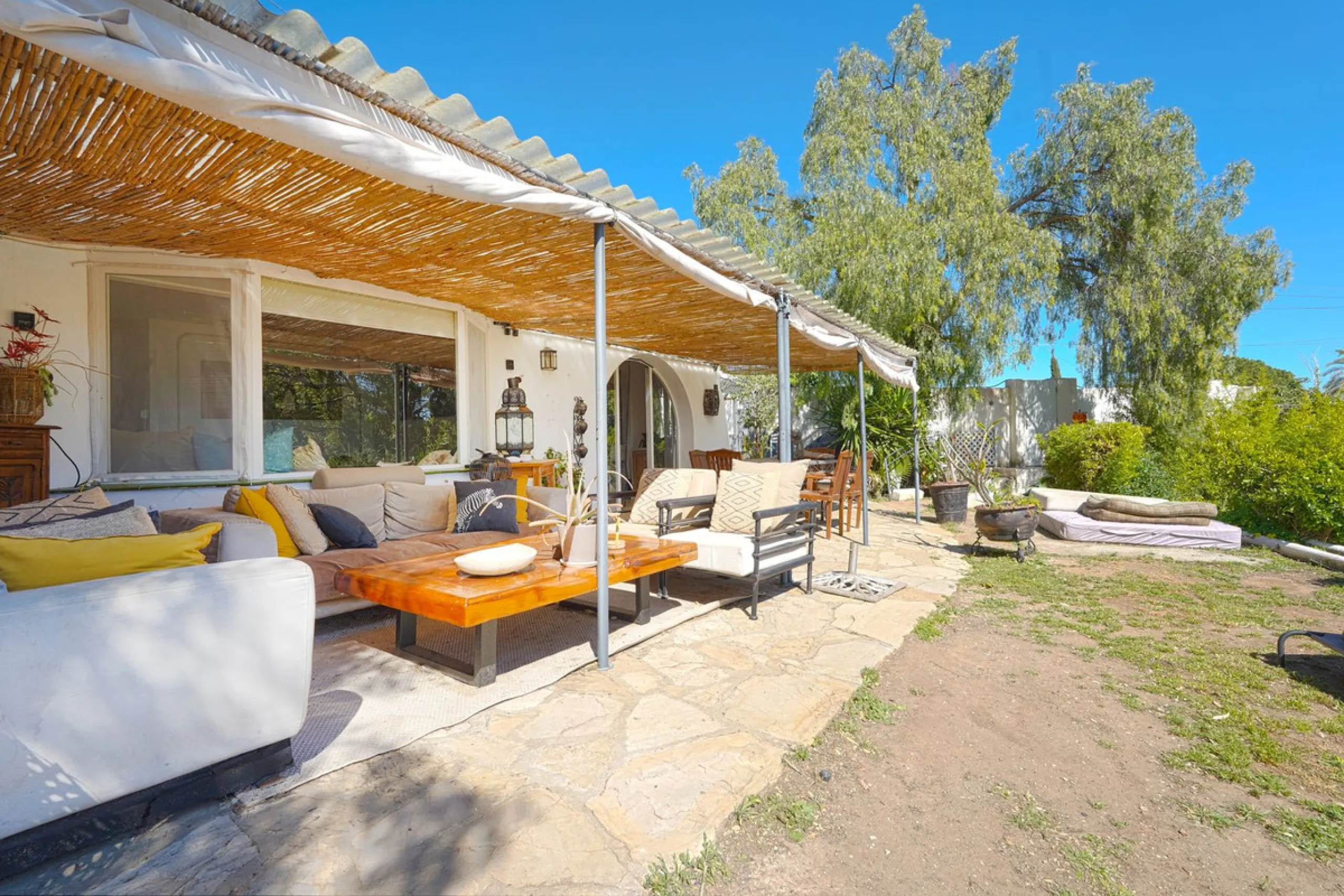 This is a fantastic opportunity to acquire what could become an absolutely magnificent property, ideally located in an up-and-coming area next to the highly sought-after Guadalmina Alta.